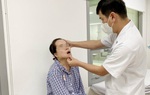 Giải cứu người phụ nữ 8 năm mang khối u khủng trên mặt