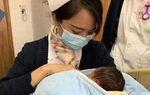 Trung Quốc: Bé gái mới sinh bị bỏ rơi giữa thời tiết lạnh giá