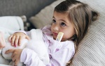 Hướng dẫn theo dõi và chăm sóc trẻ mắc Covid-19 tại nhà