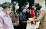 Hội LHPN Việt Nam tặng quà "san sẻ yêu thương" cho phụ nữ di cư hồi hương 