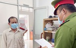 Bé gái 14 tuổi bị "người tình" của bà ngoại hiếp dâm