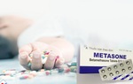 Bé 3 tuổi bị ngộ độc vì uống nhầm thuốc của người lớn