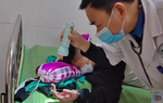 Nát bàn tay vì vừa sạc pin vừa dùng điện thoại