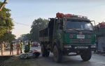 Va chạm với xe tải, cô gái bị kéo lê nhiều mét, tử vong tại chỗ