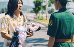 Tiến Luật tóc tai bù xù ôm con gái chạy giữa đường, khán giả thắc mắc Thu Trang đâu