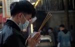 Người dân đeo khẩu trang đi xin lộc đêm Giao thừa tại đền Tiên La