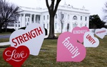 Đệ nhất phu nhân Jill Biden trang trí bãi cỏ Nhà Trắng bằng những trái tim mừng Lễ Tình nhân