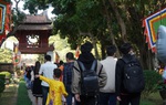 Cả ngàn người đội nắng, xếp hàng đến Văn Miếu - Quốc Tử Giám trong ngày Tết Thầy
