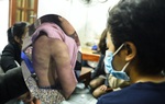 Chính quyền thông tin về vụ bé gái nghi bị người tình của mẹ bạo hành, xâm hại tình dục