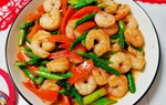 Tôm hấp nhiều cũng chán, đem xào thế này cả nhà ăn ngay chẳng lo thiếu chất