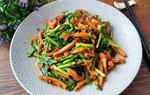 Mực khô nhâm nhi mãi cũng nhàm, đem xào với lá này được món ngon 