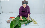 Tết vui của những bà mẹ công sở: Hào hứng gói bánh chưng