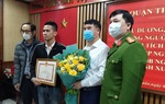 Trao giấy khen kèm 10 triệu đồng cho "người hùng" cứu cháu bé rơi từ tầng 12 chung cư