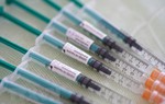 WHO khẳng định vaccine của AstraZeneca vẫn đủ an toàn