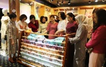 Nữ Đại sứ, phu nhân Đại sứ các nước tại Việt Nam cùng khám phá không gian lụa
