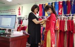 Cô cử nhân Luật bén duyên với tà áo dài truyền thống