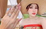 Đeo nhẫn kim cương giờ xưa rồi, Bảo Thy nâng tầm đẳng cấp khi tậu nail đính hột xoàn xịn