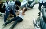 Nữ sinh lớp 10 bị bạn lột áo, kéo lê dưới đường: Công an vào cuộc điều tra