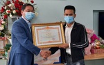 Trao bằng khen của Thủ tướng cho anh Nguyễn Ngọc Mạnh tại nhà riêng