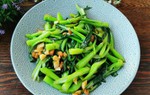 Không cần chần qua, xào rau cải kiểu này vẫn xanh mướt, giòn ngon