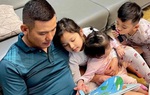 Jennifer Phạm khoe cảnh chồng doanh nhân đọc sách cho đàn con thơ