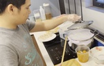 Ca sĩ Trọng Tấn vào bếp trổ tài làm bánh cuốn đãi cả nhà