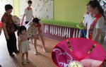 Con mẫu giáo bị mất dây chuyền vàng, mẹ đòi kiểm tra bạn học liền bị cô giáo phản đối