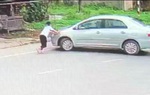 Bé gái chặn đầu xe ô tô của kẻ đã mua 2 két bia không trả tiền