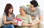 Mẹ chồng gỡ hàng rào ngăn cách với con dâu để cả nhà sum vầy