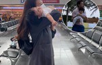 Con gái Cường Đôla ăn vạ ở sân bay, Đàm Thu Trang có biện pháp dứt khoát