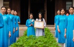 Nhà thiết kế Minh Hạnh nhận Bằng khen của Hội LHPN Việt Nam