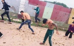 Chính quyền thông tin về việc nhóm thanh niên xăm trổ bị nhiều phụ nữ ném phân trâu vào người