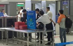 "Cầm nhầm" điện thoại ở sân bay, hành khách nam bị bắt sát giờ bay
