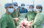 Mổ lấy thai kết hợp cắt u nang buồng trứng "khủng"