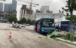 Hà Nội: Đi bộ trên vỉa hè, nam thanh niên bị xe buýt đâm tử vong