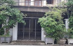 Một phụ nữ nghi bị tạt a-xít vào mặt ngay trước cổng nhà