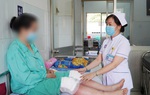 Thoái hóa khớp, đắp thuốc nam, người phụ nữ dính biến chứng nặng 