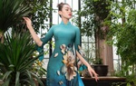 Đỗ Trịnh Hoài Nam mang hoa sen đầu hạ lên tà áo dài