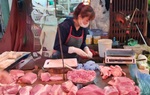 Thịt lợn giảm giá mạnh, tiểu thương ra sức chào mời