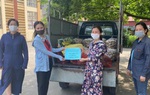 Miếng giấy với lời động viên dưới mỗi hộp cơm gửi vào khu cách ly ở tâm dịch Thuận Thành