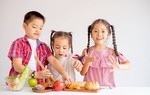 Trau dồi các kỹ năng xã hội để trẻ tự tin hơn