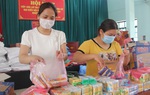 Người dân sẻ gạo, mổ lợn giúp công nhân thuê trọ ở nơi có gần 500 ca Covid-19
