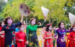 Phụ nữ Thủ đô "mặc áo dài - đeo khẩu trang - đi bầu cử"
