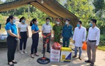 Hội LHPN tỉnh Tuyên Quang tặng quà các lực lượng tuyến đầu chống dịch Covid-19