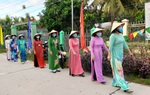 Phụ nữ Đồng Tháp mặc áo dài đi bầu cử