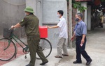 Vĩnh Phúc: Dùng xe đạp chở hòm phiếu đến nhà cử tri đang thực hiện cách ly 