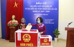 Trưởng ban Tổ chức TƯ Trương Thị Mai bỏ phiếu bầu cử tại quận Ba Đình, Hà Nội