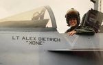 Nữ phi công tiêm kích Alex Dietrich được cả nước Mỹ săn đón vì UFO