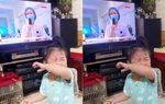 Thấy mẹ trên tivi trong bản tin chống dịch, bé gái 20 tháng tuổi òa khóc đòi bế
