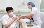 Bộ trưởng Y tế và các Thứ trưởng tiêm vaccine ngừa Covid-19